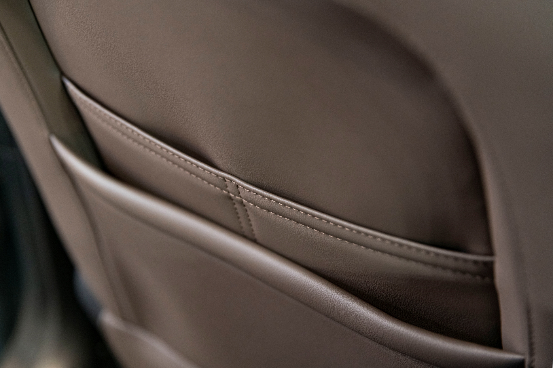 Vista cercana de la costura y acabado del asiento de un SUV Ebro S800.
