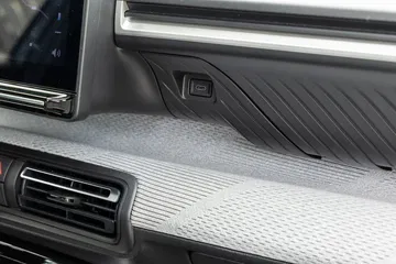 Vista parcial del salpicadero del Citroën C3 mostrando la calidad de materiales.