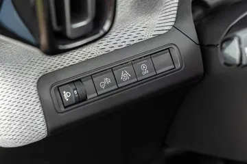 Vista cercana de los botones de control en Citroën C3, acabados y texturas.