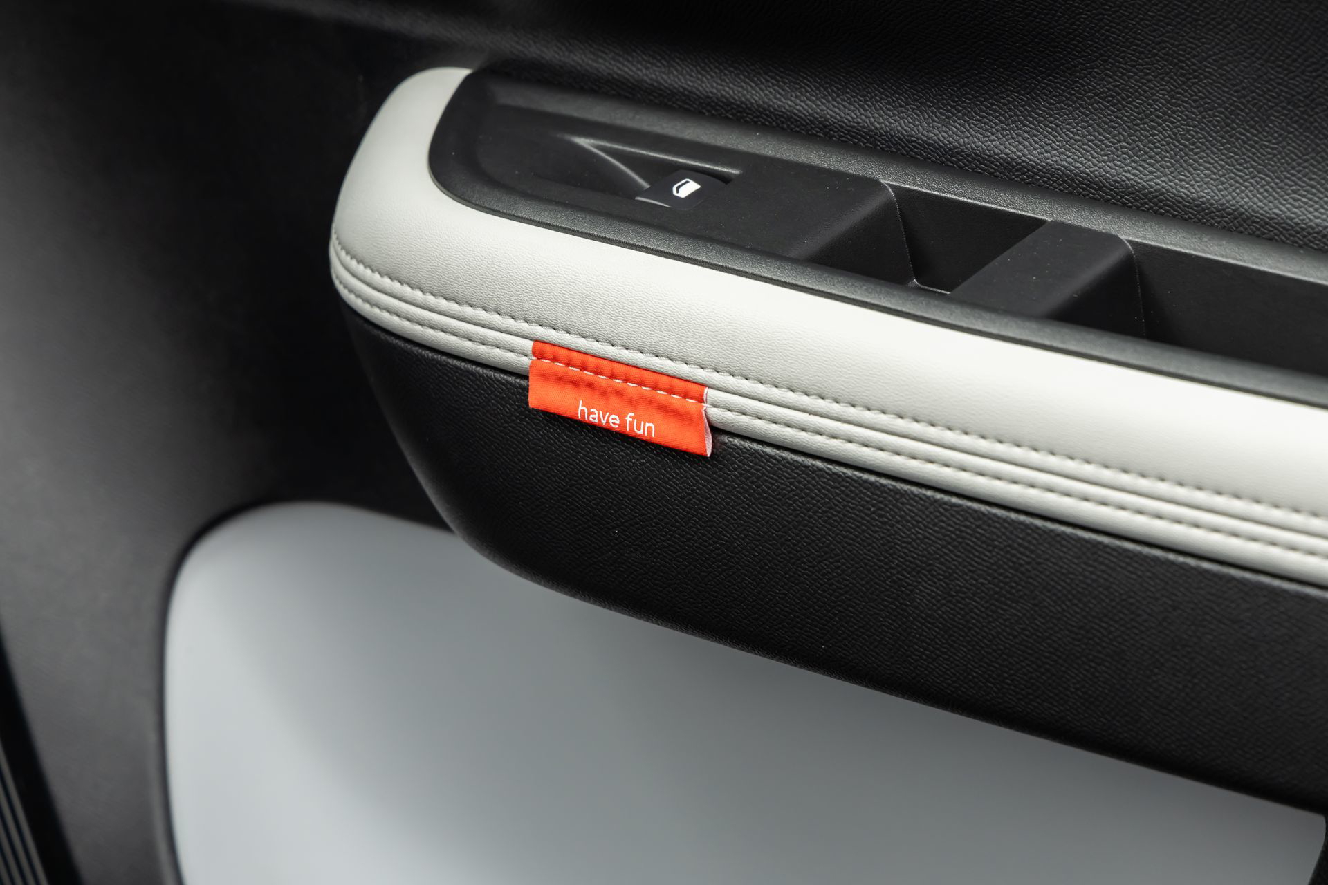 Visión cercana de la etiqueta identificativa en el interior del Citroën C3.