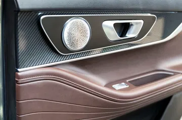 Acabados y controles en la puerta de un Ebro S700, mostrando calidad y diseño.