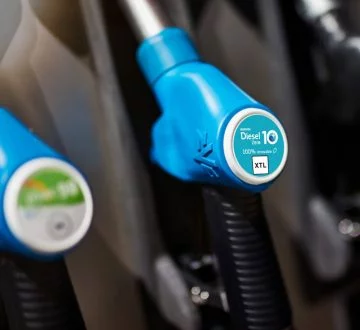 Surtidor de combustible etiquetado como Diesel 100% renovable.