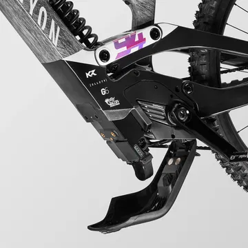 Vista cercana de la suspensión trasera de la ebike Canyon Torque con motor Shimano.