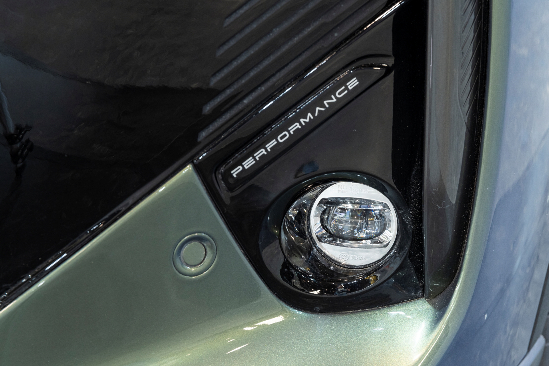 Primer plano de la luz antiniebla integrada en el parachoques del Ebro S700.