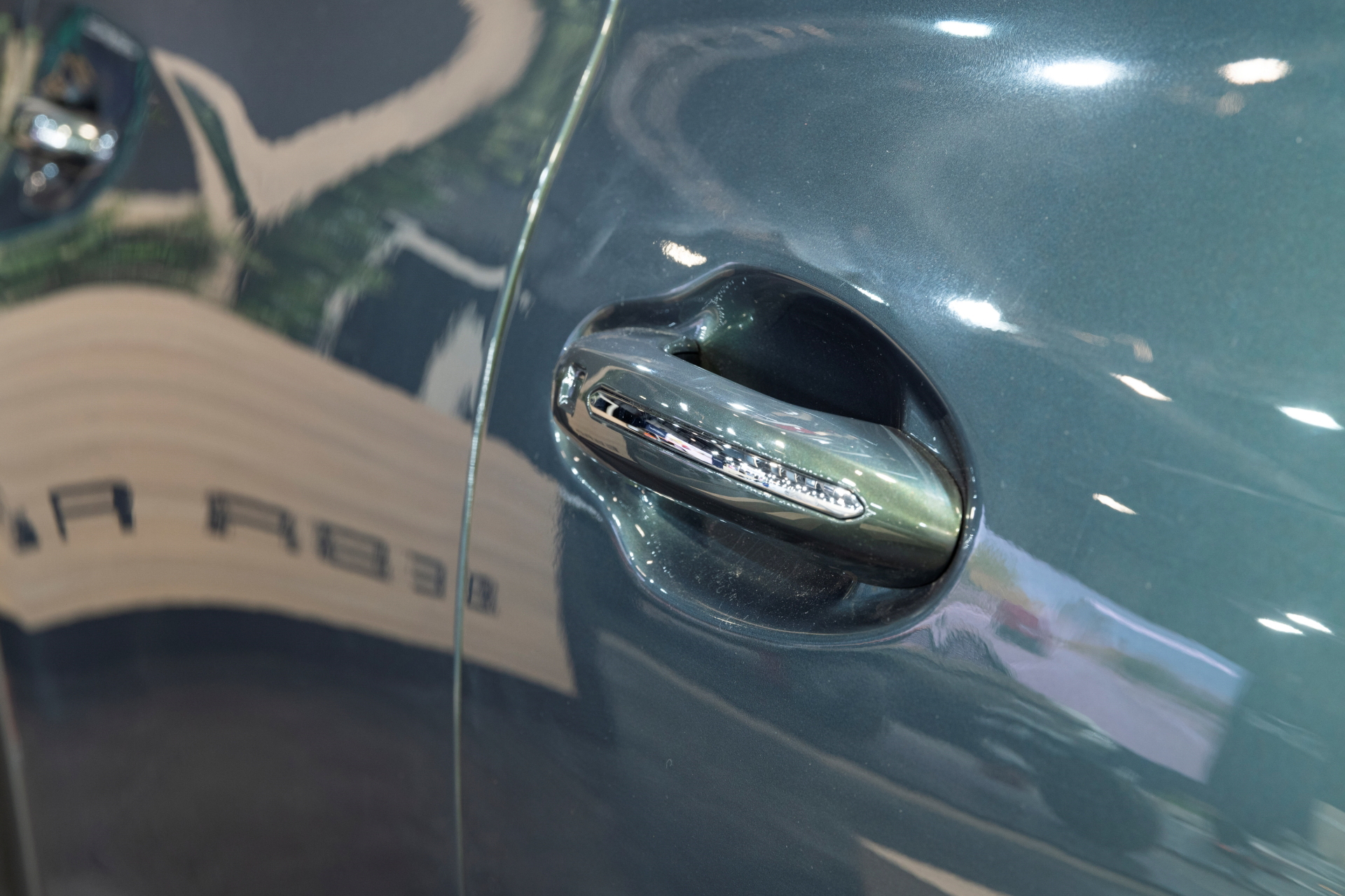 Detalles precisos de la manija con acabados elegantes.