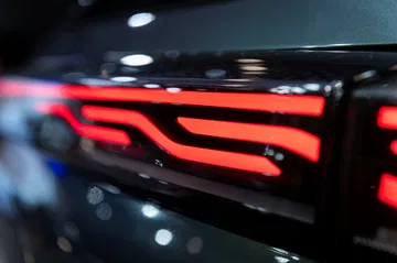 Vista parcial de la distintiva luz trasera del Ebro S700