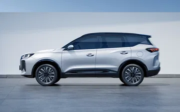 Vista lateral del Ebro S700, mostrando su diseño robusto y dinámico.