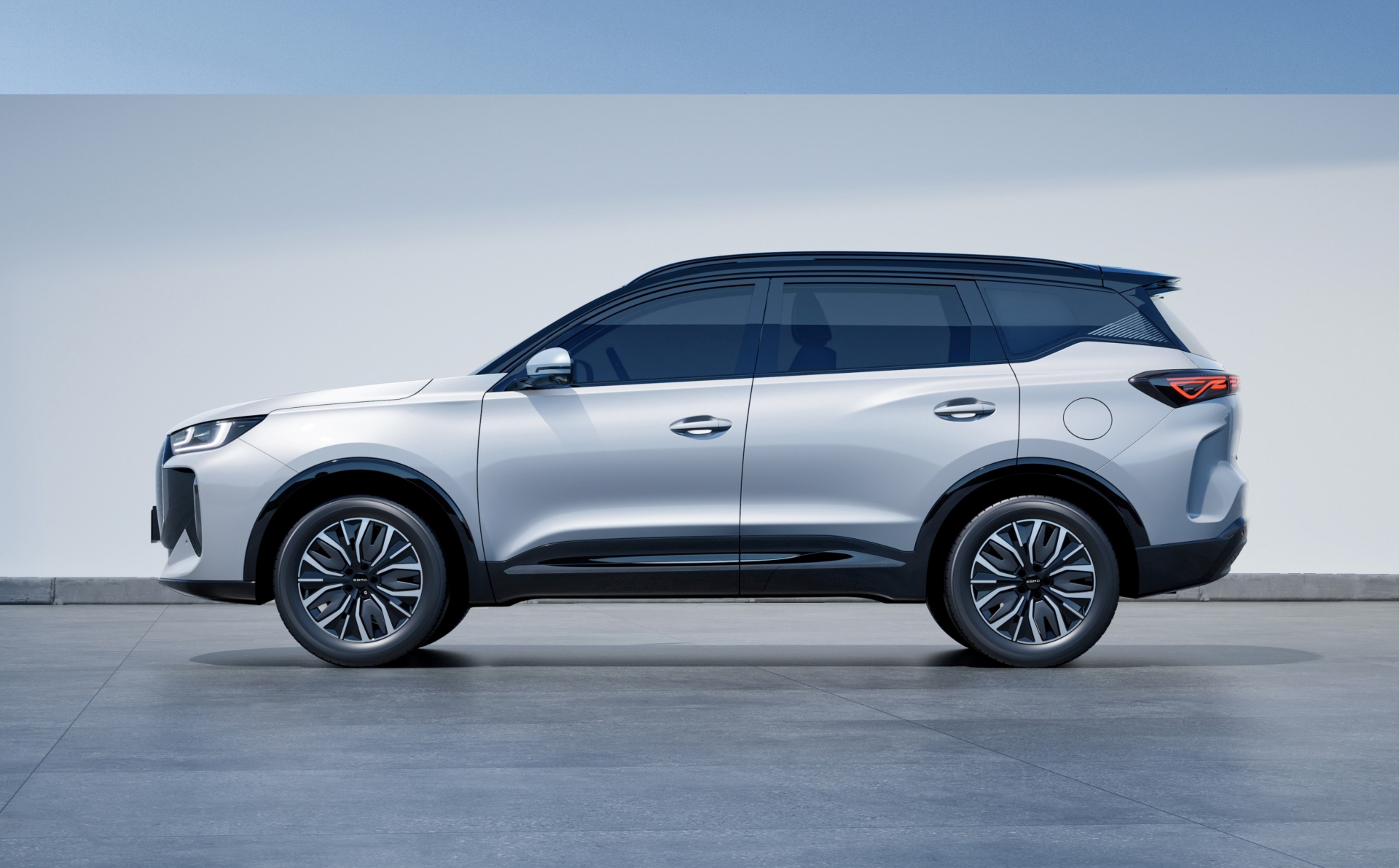 Vista lateral del Ebro S700, mostrando su diseño robusto y dinámico.