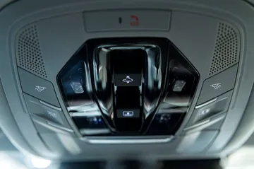 Vista trasera del Ebro S700, destacando sus líneas modernas y faros LED