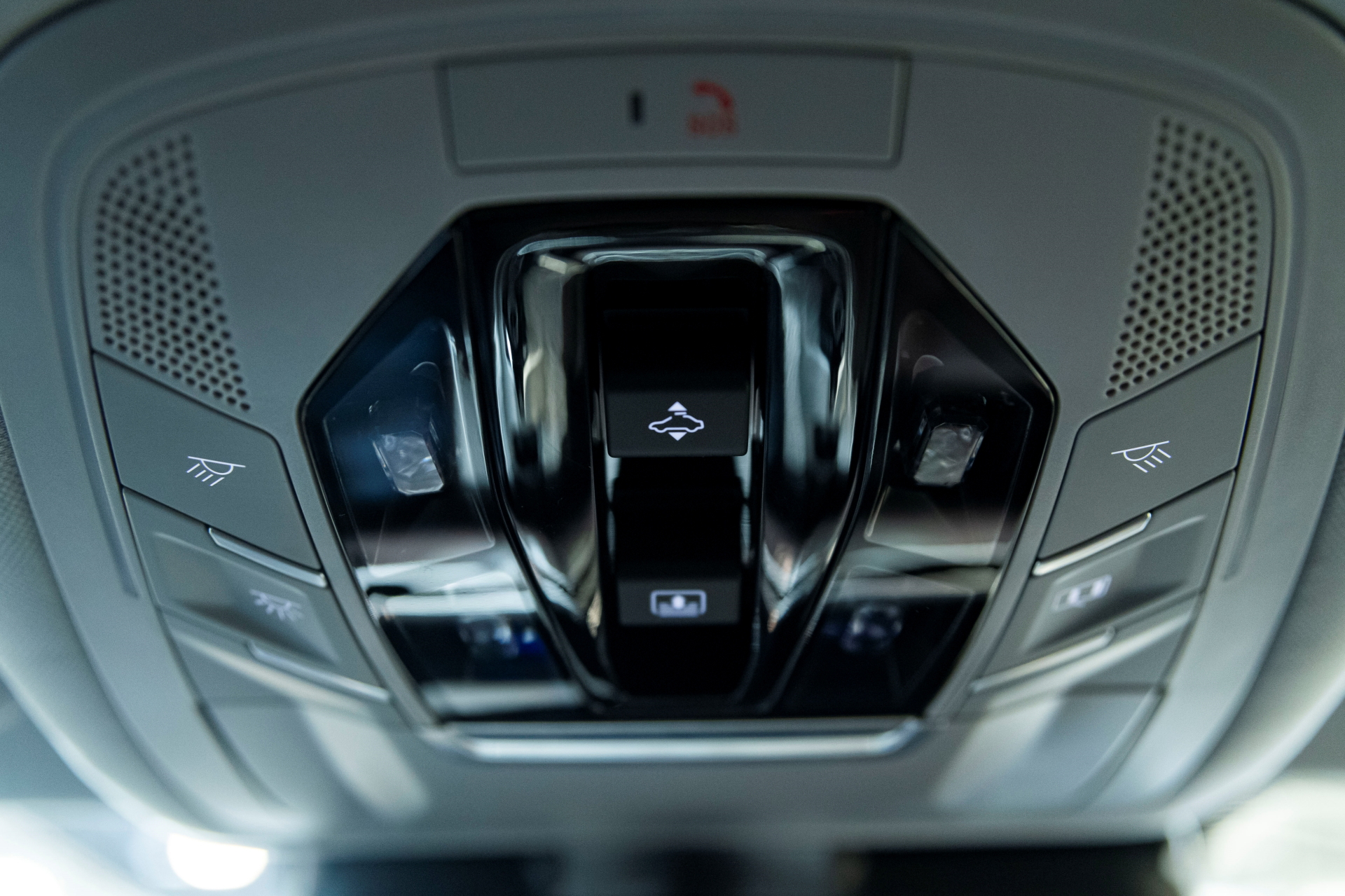 Vista trasera del Ebro S700, destacando sus líneas modernas y faros LED