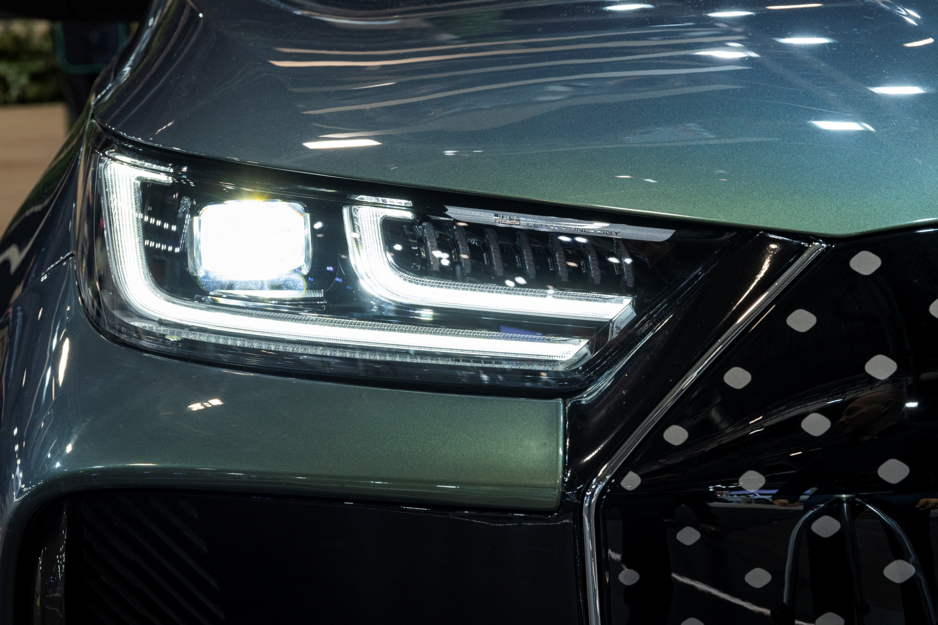 Vista parcial delantera del Ebro S700, destacando sus modernas ópticas LED.