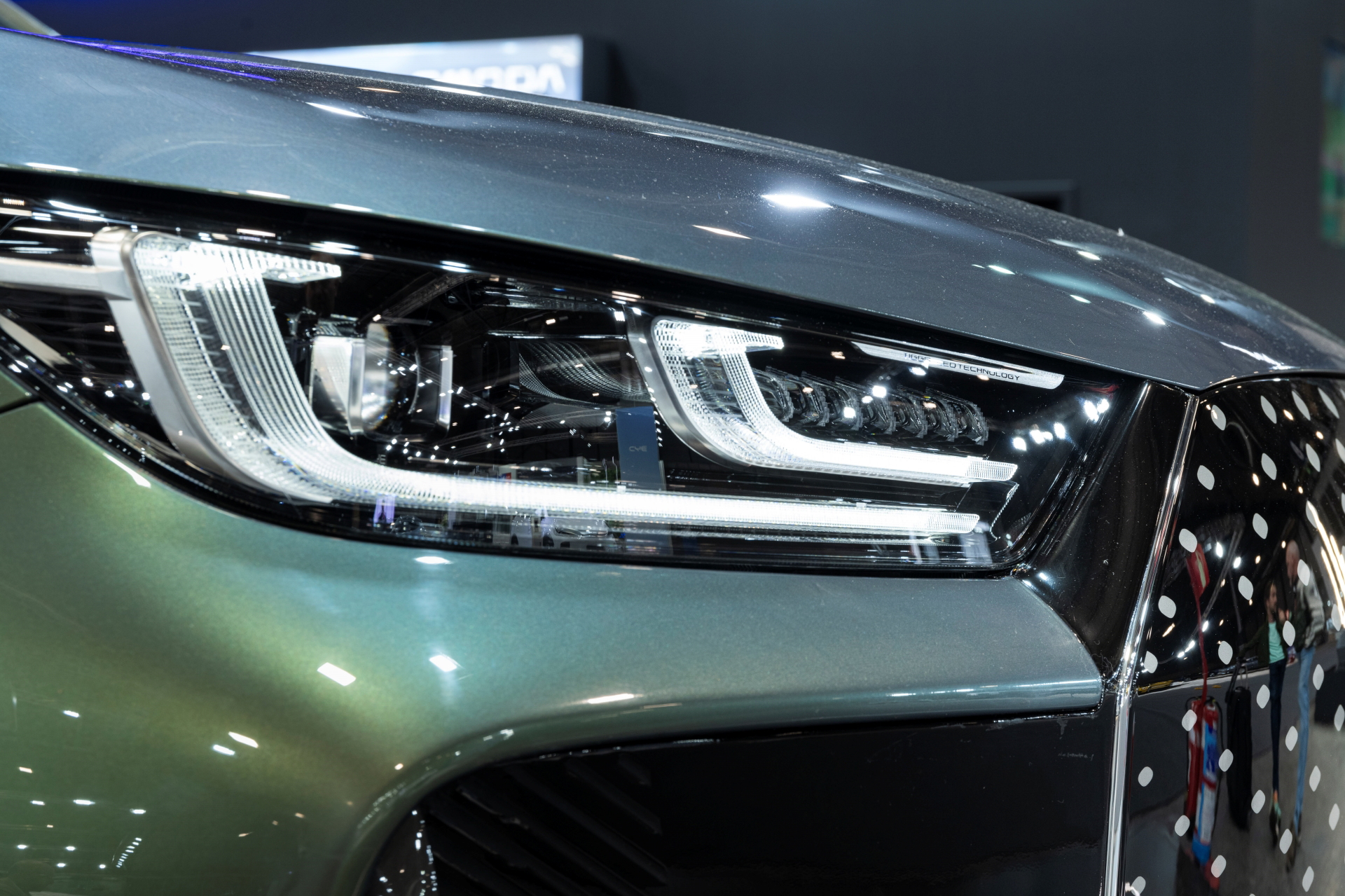 Vistazo exclusivo al faro avanzado del Ebro S700, promesa española para 2025.