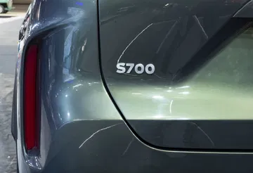 Trasera del Ebro S700 destacando su distintivo diseño y nomenclatura