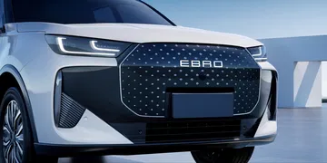 Vista delantera del Ebro S700, con diseño robusto y moderno.