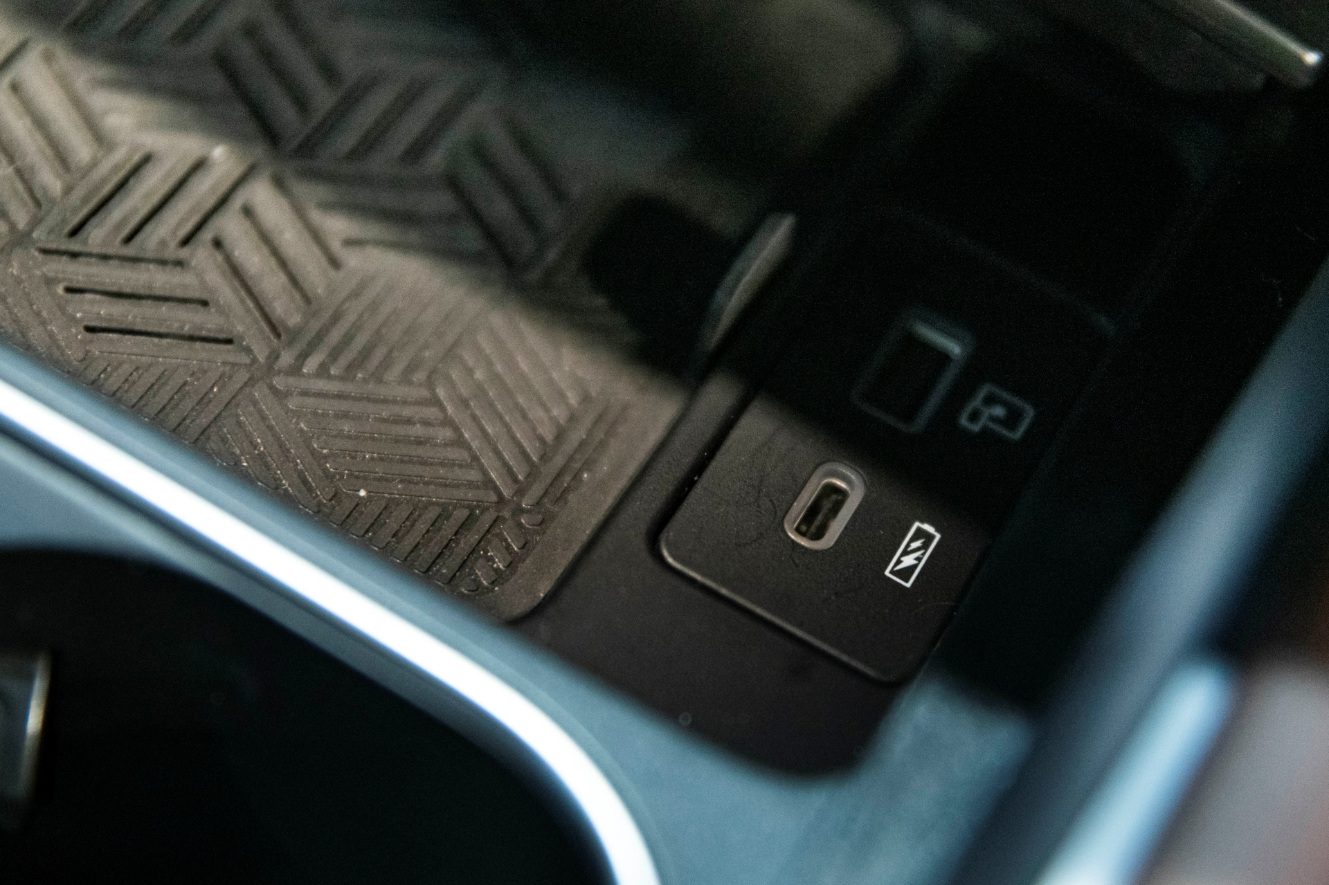 Vista cercana de la consola central del Ebro S700, mostrando texturas y acabados.