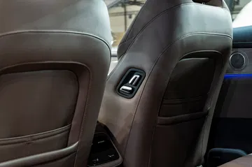 Botones de ajuste de los asientos del SUV Ebro S800.