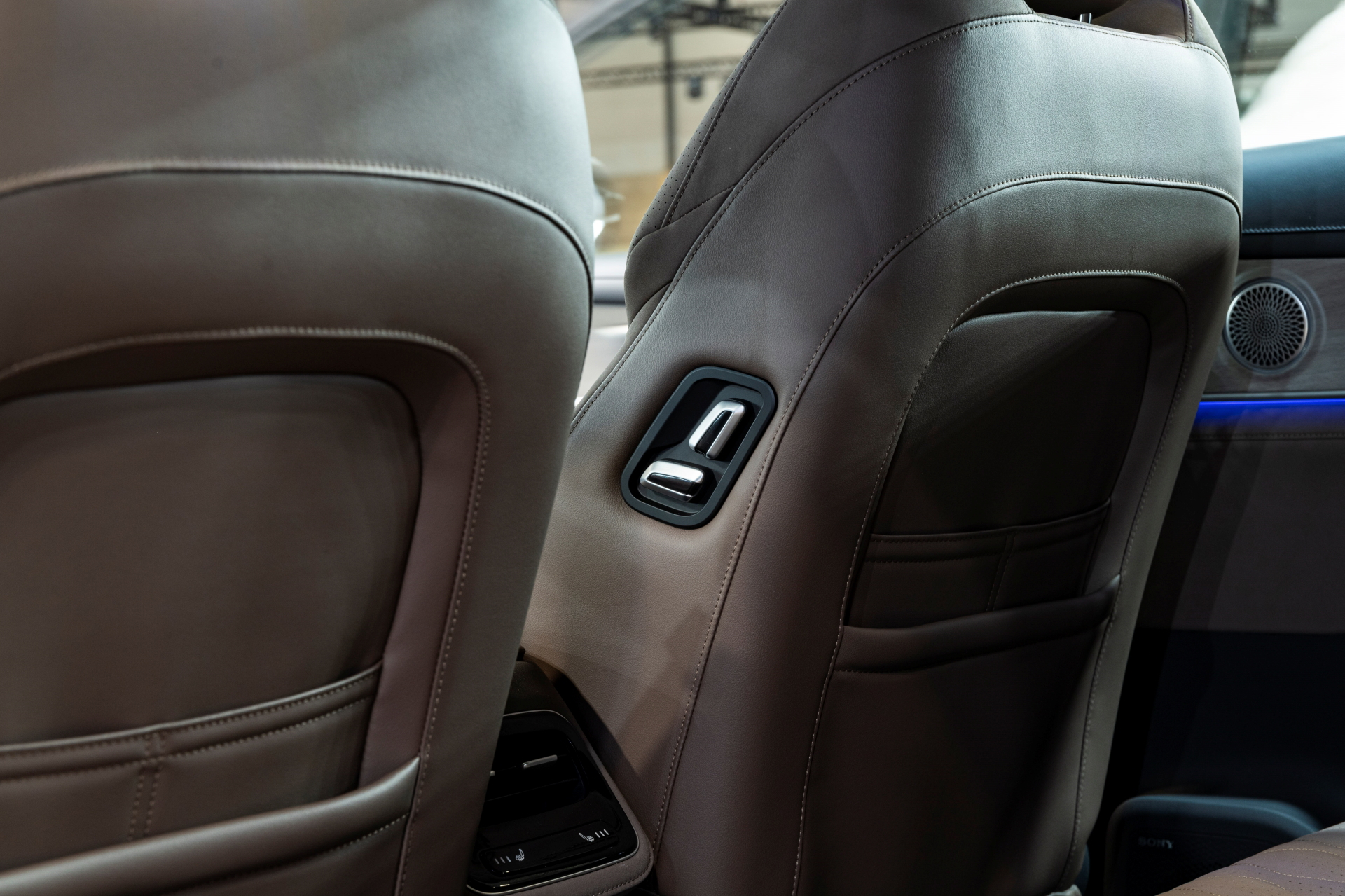 Botones de ajuste de los asientos del SUV Ebro S800.