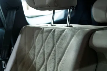 Costuras y materiales premium en el asiento trasero del Ebro S800.
