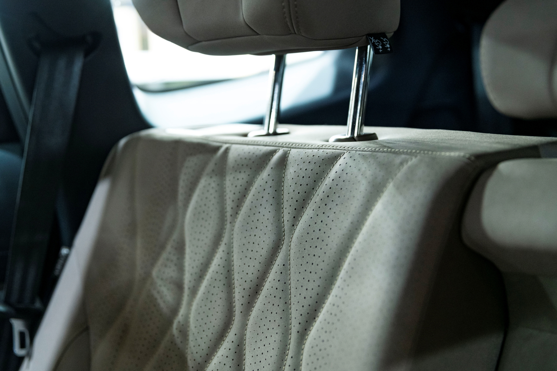 Costuras y materiales premium en el asiento trasero del Ebro S800.