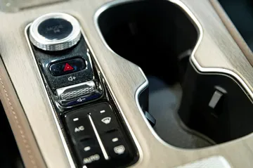 Vista cercana de la consola central del Ebro S800 2025 con acabados premium