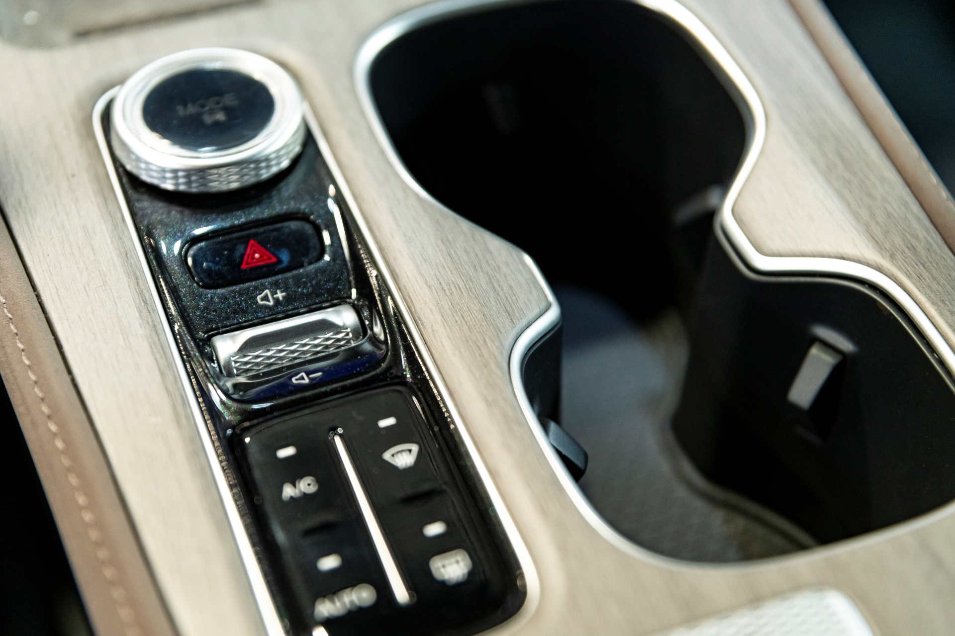 Vista cercana de la consola central del Ebro S800 2025 con acabados premium