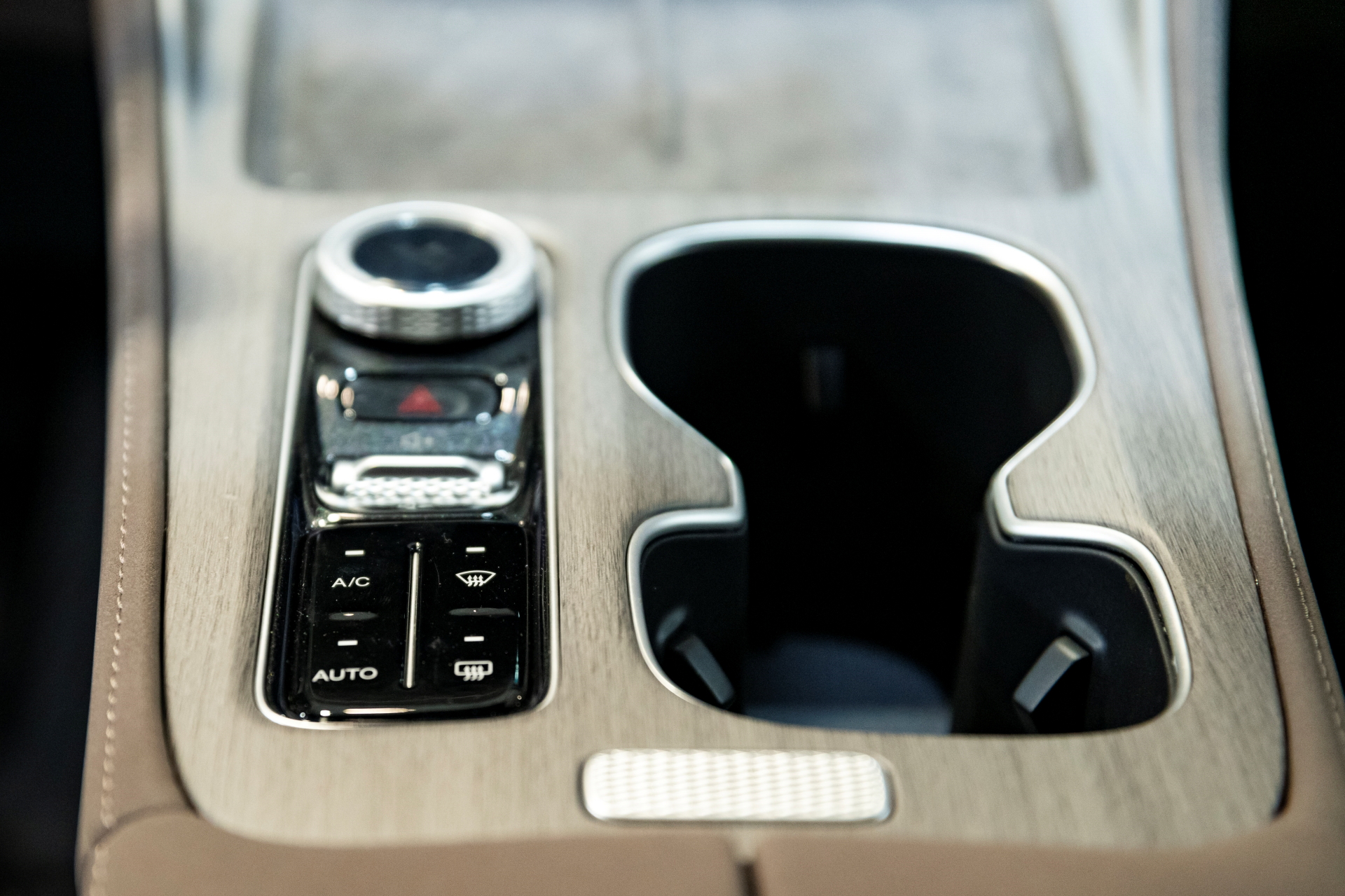 Consola central con cambio automático y controles de confort.