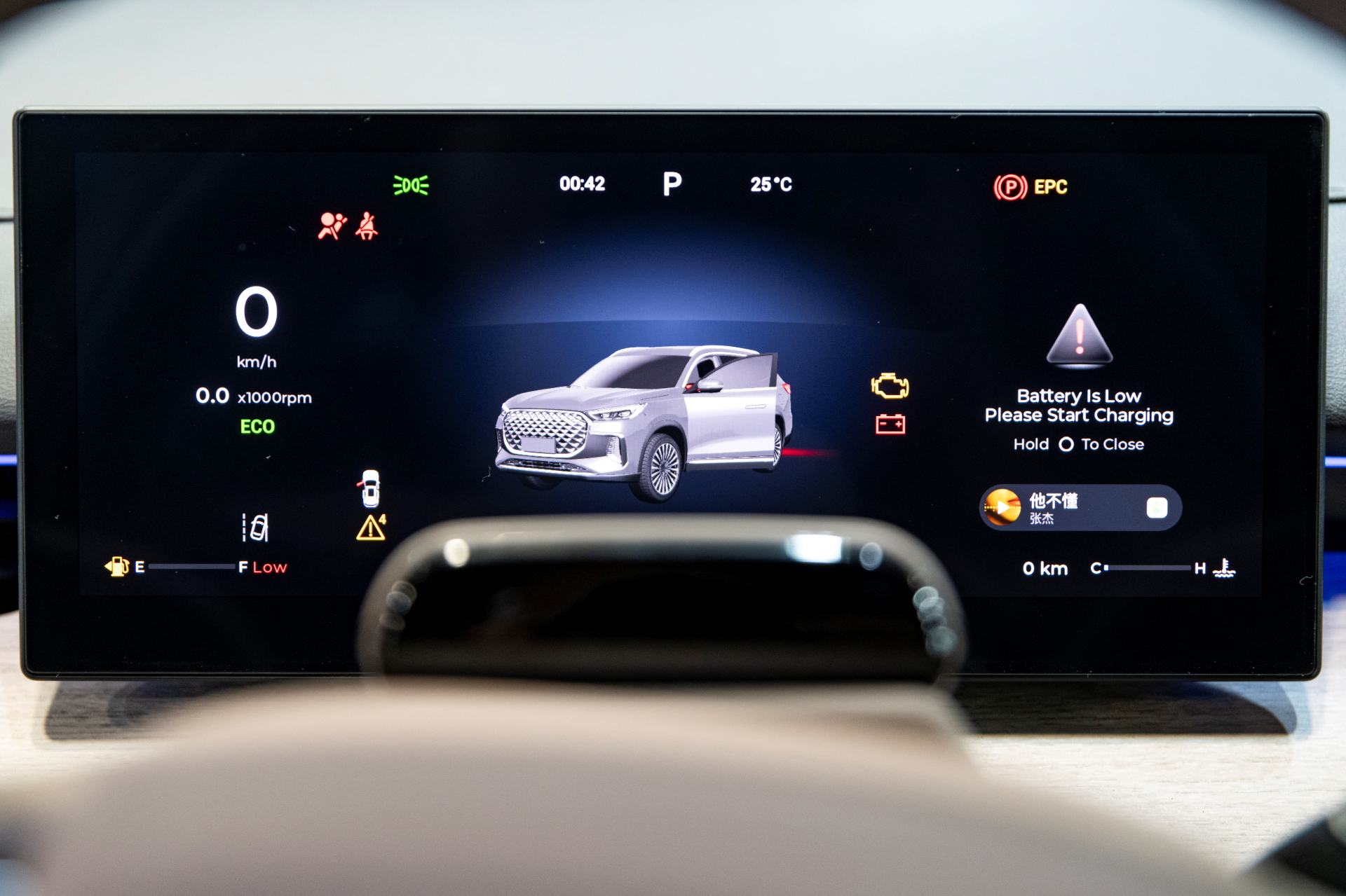 Cuadro de instrumentos digitales moderno con gráficos nítidos.