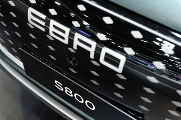 Vista cercana del emblema y modelo, Ebro S800, destacando su identidad.