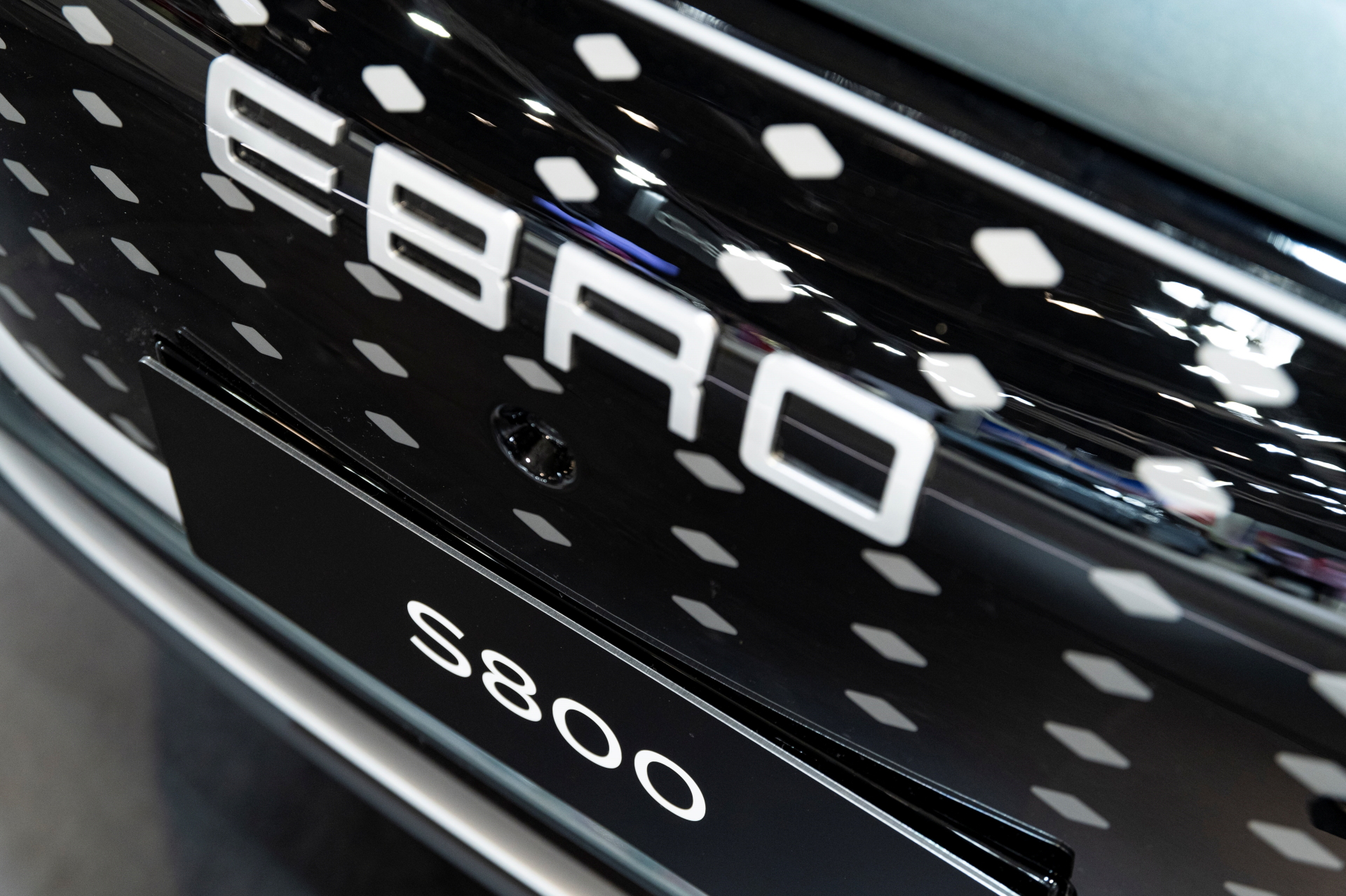 Vista cercana del emblema y modelo, Ebro S800, destacando su identidad.