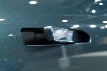 Vista detallada del retrovisor exterior, diseño elegante y moderno.