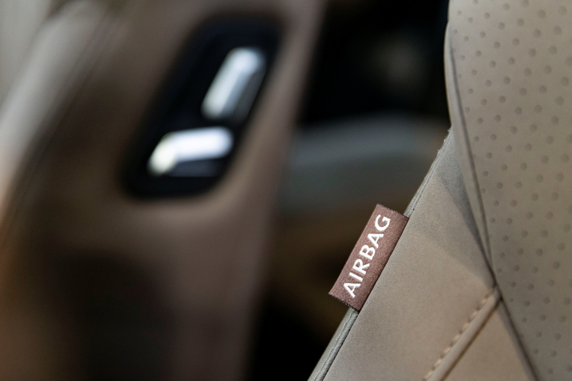 Vista del distintivo Ebro en el interior del vehículo, detalle de calidad.