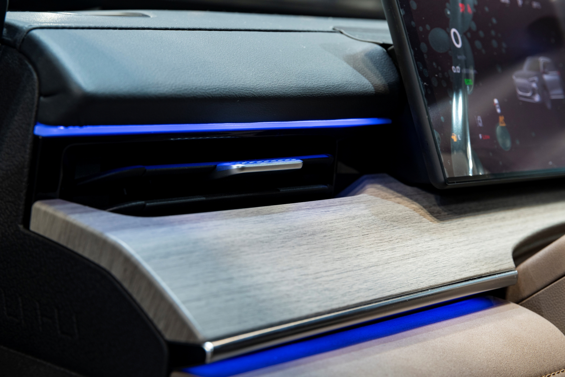 Vista parcial de la consola central de un Ebro S800 2025, con iluminación ambiental.