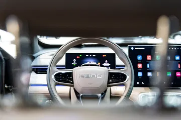 Vista del volante y panel de instrumentos de alta tecnología del SUV Ebro S800.
