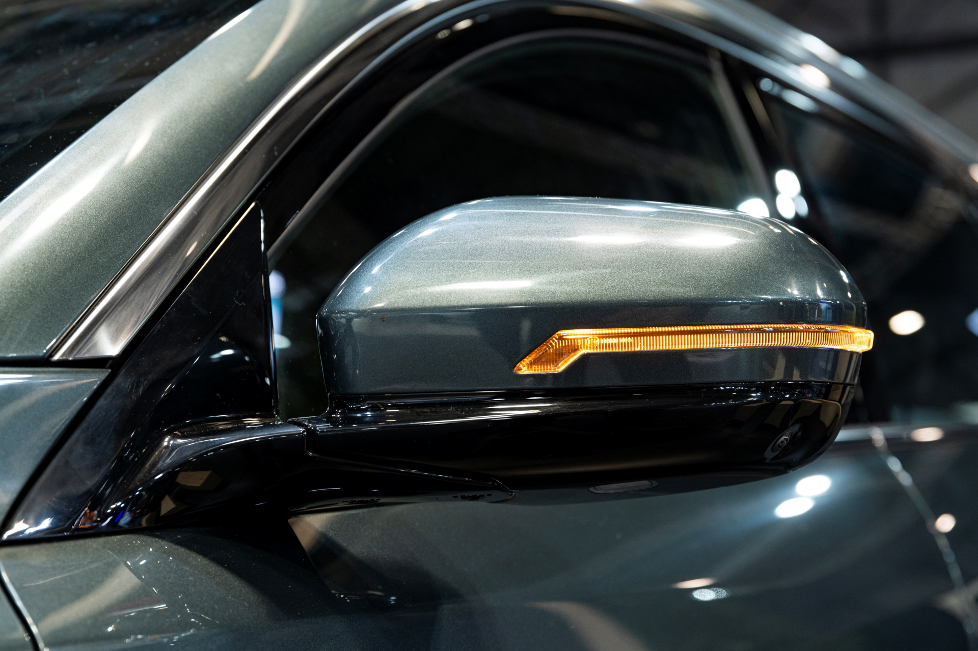 Vista lateral del Ebro S800, enfocando diseño moderno y líneas aerodinámicas