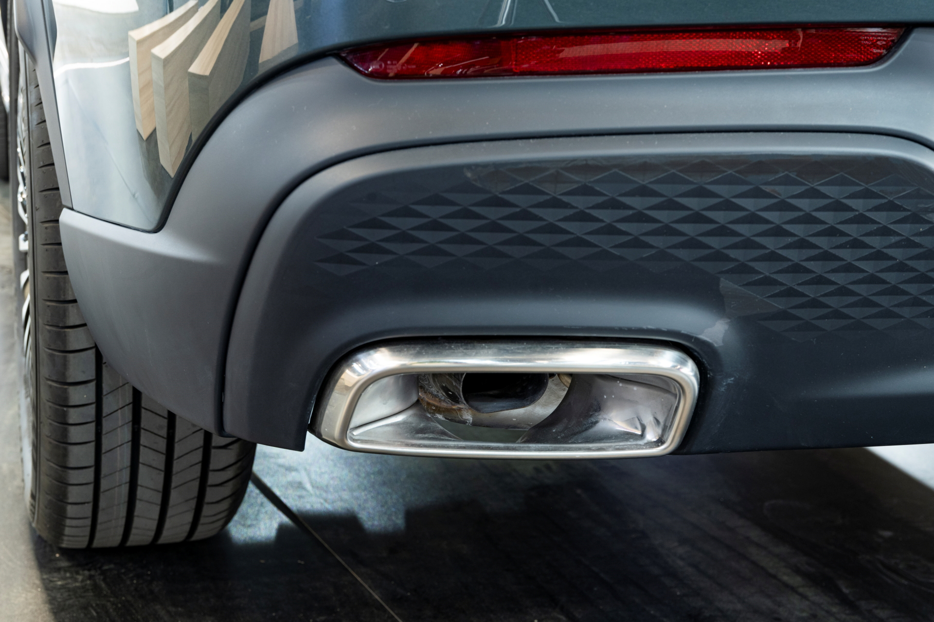 Vista parcial enfocando el diseño trasero y elementos de iluminación del Ebro S800.