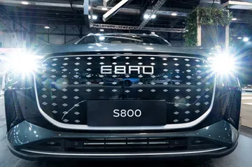 Vista delantera del Ebro S800, destacando su robusta parrilla