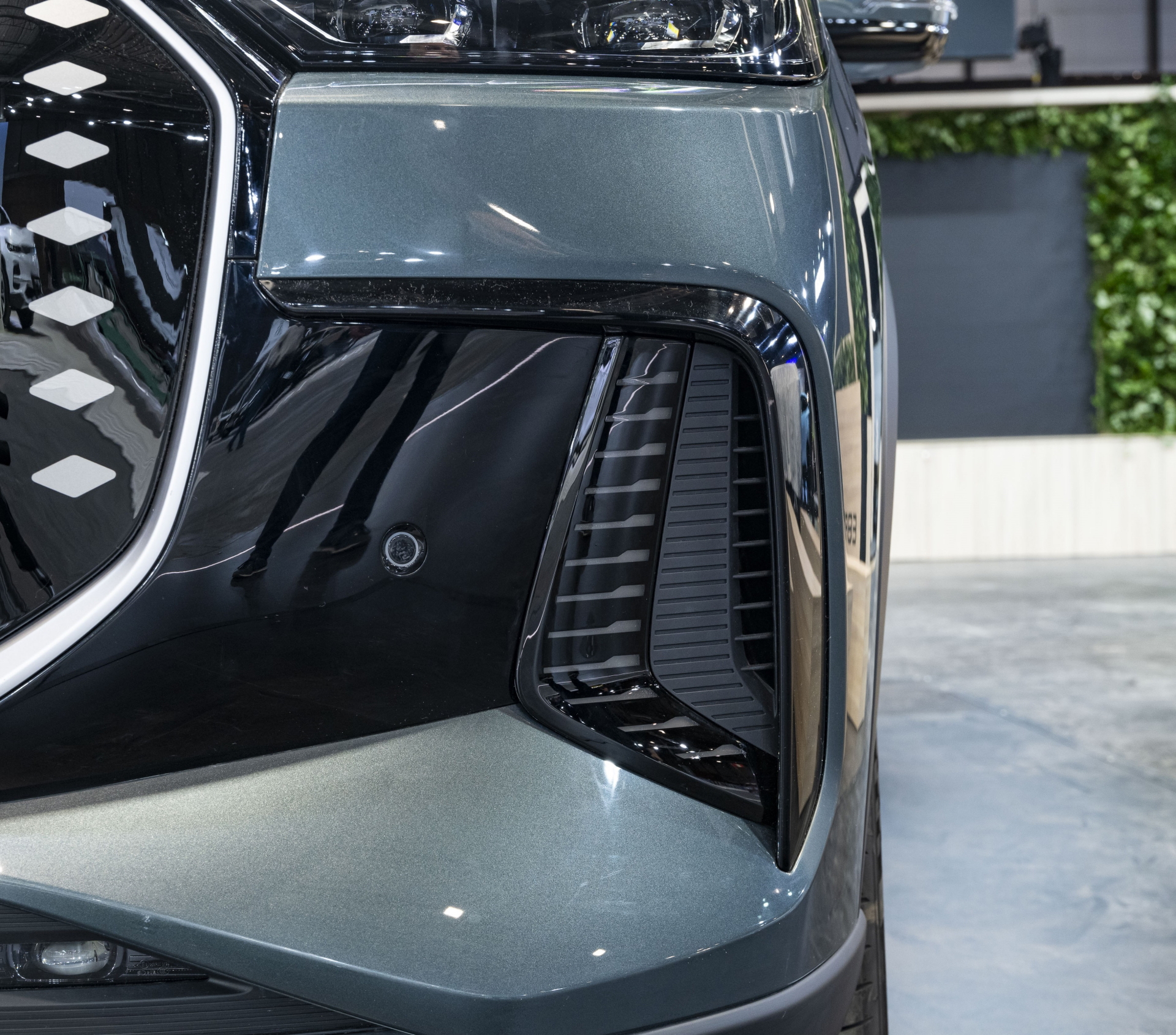 Vista de un detalle distintivo del SUV Ebro S800.