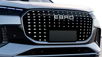 Parrilla imponente del Ebro S800, diseño que promete fuerza y elegancia