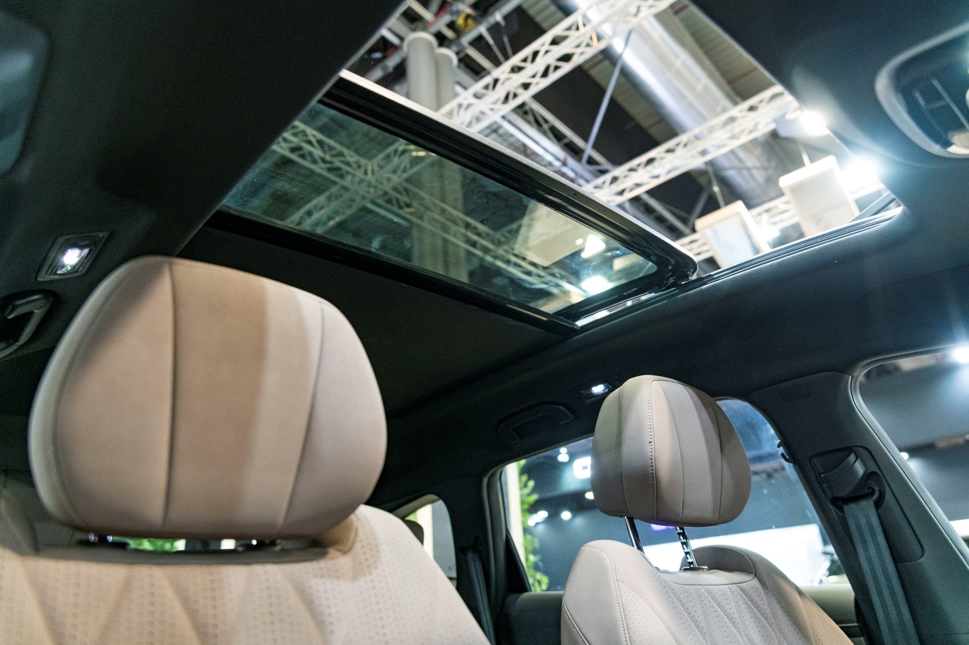 Vista interior destacando el amplio techo panorámico y asientos ergonómicos.