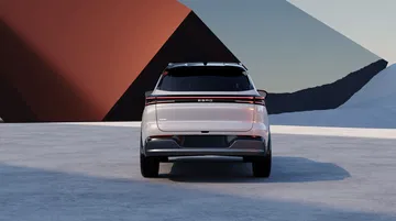 Vista trasera del Ebro S800 2025 mostrando líneas modernas y robustas.