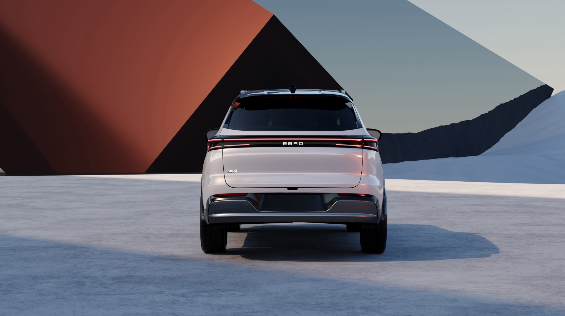 Vista trasera del Ebro S800 2025 mostrando líneas modernas y robustas.
