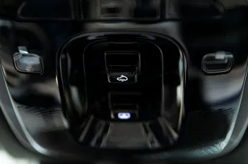 Vista del volante con el logo de Ebro, reflejo de calidad y diseño.