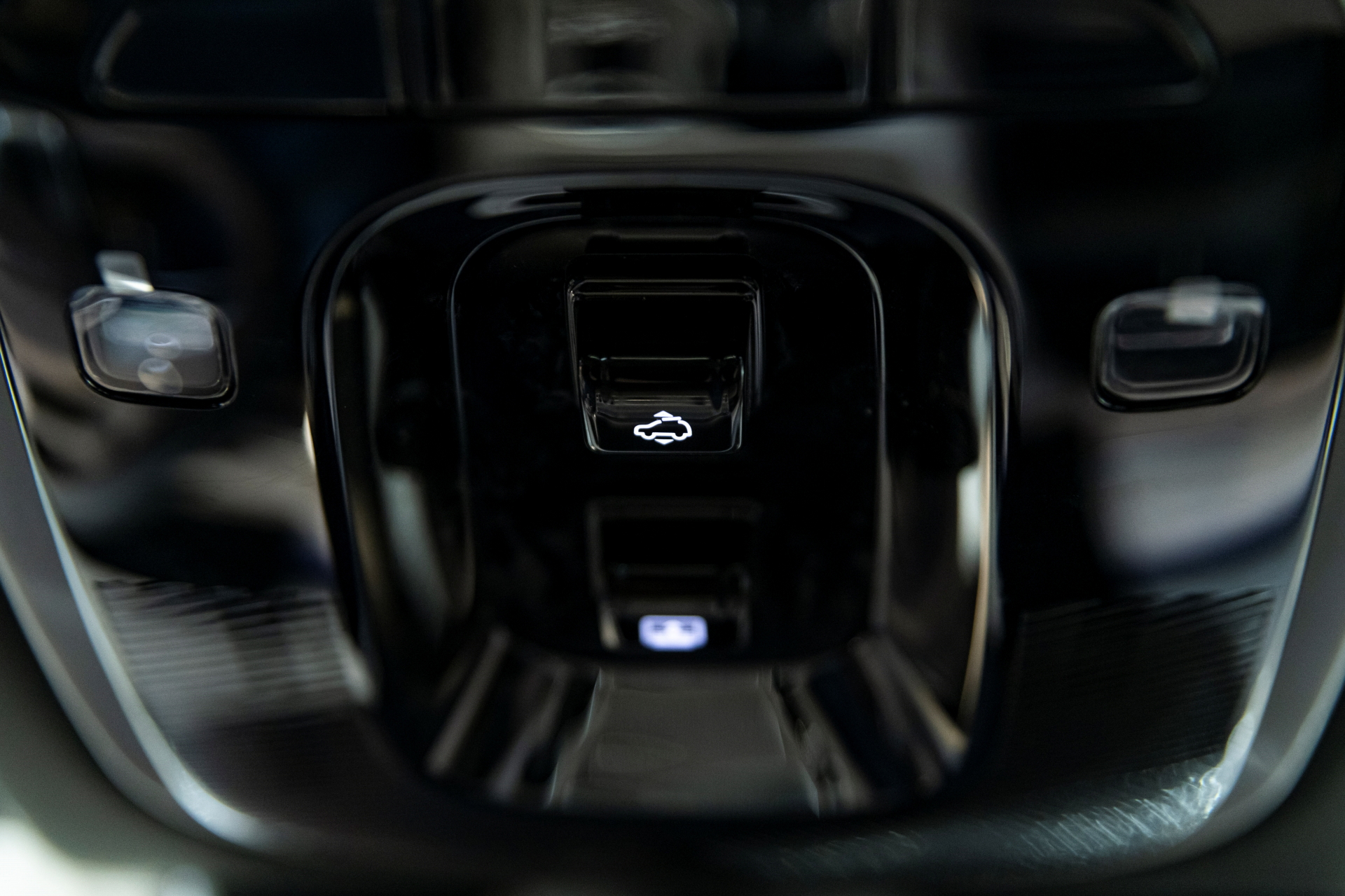 Vista del volante con el logo de Ebro, reflejo de calidad y diseño.