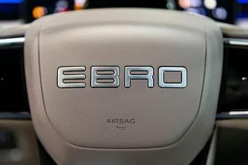 Detalle del volante del Ebro S800 mostrando el logotipo.