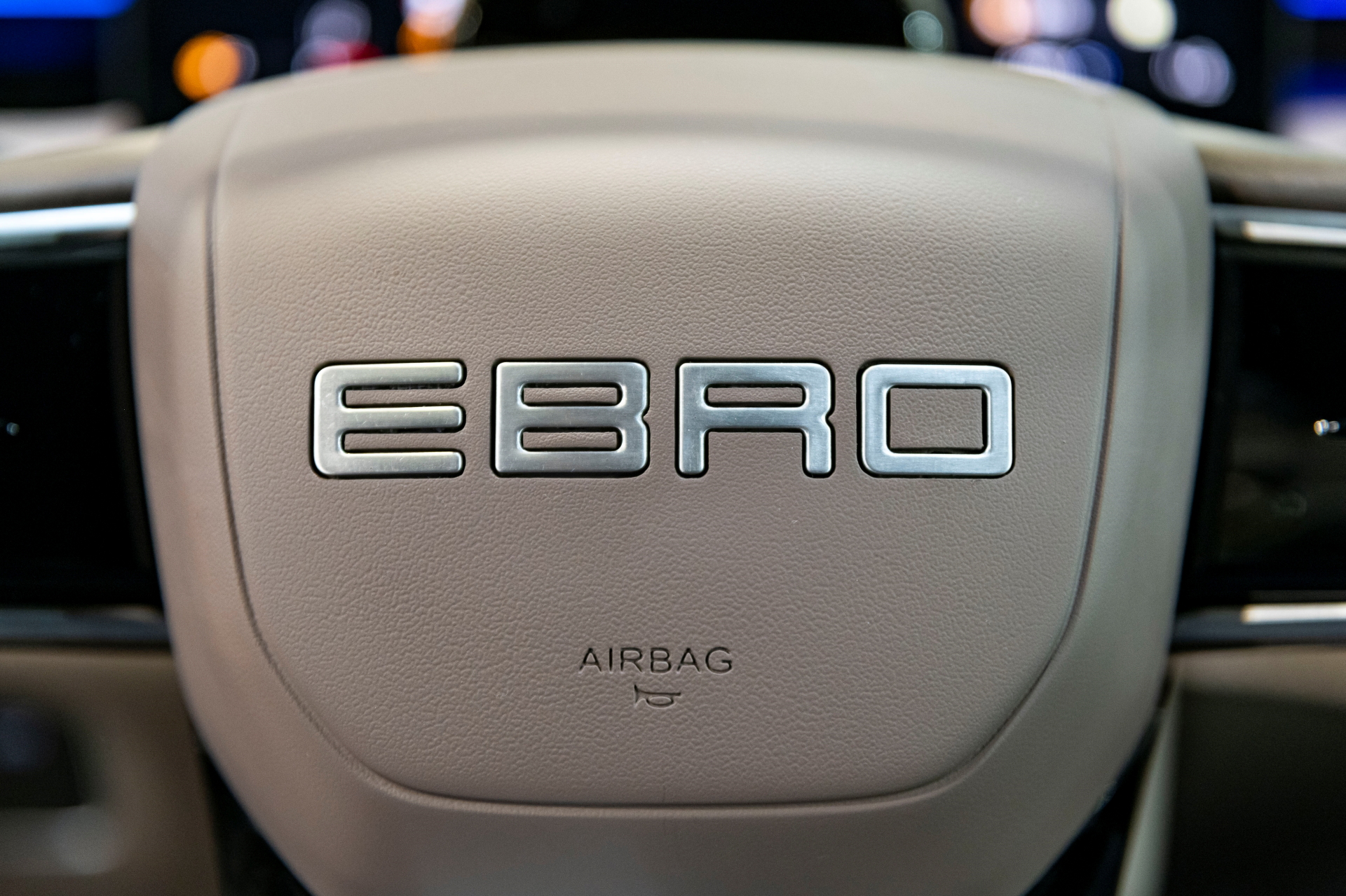 Detalle del volante del Ebro S800 mostrando el logotipo.