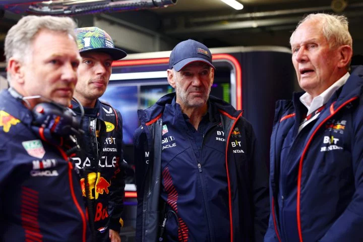 Miembros del equipo Red Bull Racing F1 discutiendo en el paddock