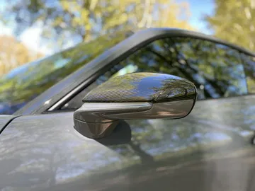 Detalle del espejo retrovisor lateral en fibra de carbono del Porsche 911 GT3 Touring.