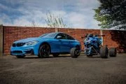 Exhibición de un BMW azul y un quad a juego en una pose desafiante