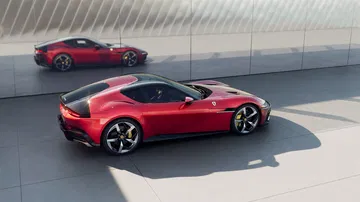 Vista lateral del Ferrari 12 cilindros, mostrando su diseño aerodinámico y llantas exclusivas.
