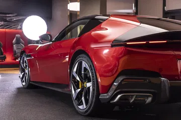 Vista posterior y lateral de un Ferrari con diseño vanguardista y líneas aerodinámicas